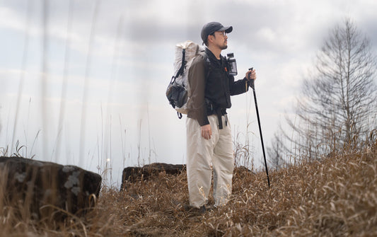 【Brand Story Vol.2】山で白を穿く勇気が、日常を少しだけ自由にする